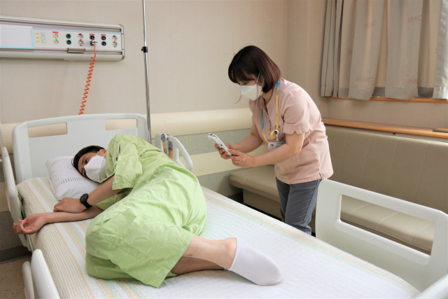 병동 간호사가 AI 욕창 단계 예측 솔루션 시스템 ‘스키넥스’ 카메라를 사용해 환자의 욕창 부위를 촬영하고 있다. 사진 제공=삼성서울병원