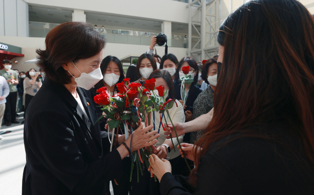 유은혜 부총리 겸 교육부 장관이 9일 정부세종청사에서 이임식을 마친 후 청사를 떠나면서 직원들로부터 꽃을 선물받고 있다. 사진제공=교육부