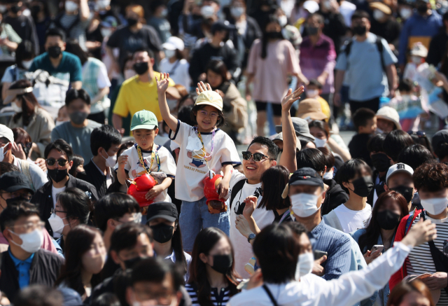 어린이날인 5일 오전 경기도 용인시 에버랜드에서 입장을 기다리던 시민들이 게이트가 열리자 안으로 들어가고 있다. 연합뉴스