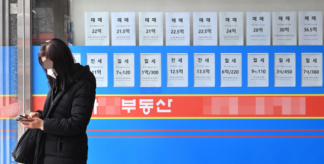 서울시내 한 공인 중개업소 게시판에 3월 23일 전·월세 매물들이 게시돼 있다. 오승현 기자