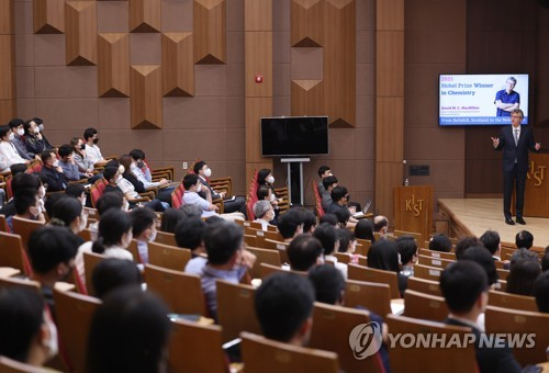 (서울=연합뉴스) 신준희 기자 = 지난해 노벨화학상을 수상한 데이비드 맥밀런 미국 프린스턴대 교수가 9일 성북구 한국과학기술연구원(KIST)에서 강연을 하고 있다. 2022.5.9 hama@yna.co.kr