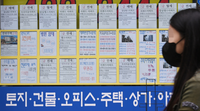 3월 23일 서울 시내 한 공인 중개업소 게시판에 매물이 게시돼 있다. 공인중개업소를 거치지 않은 직거래 가운데 약 80%는 전 거래 대비 가격이 떨어진 ‘하락 거래’인 것으로 집계됐다. 오승현 기자
