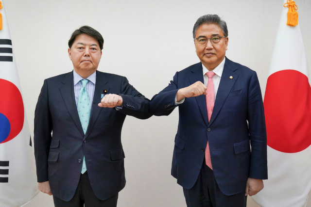 박진(오른쪽) 외교부 장관 후보자가 9일 저녁 하야시 요시마사 일본 외무상과 회담하기에 앞서 기념 촬영을 하고 있다./외교부