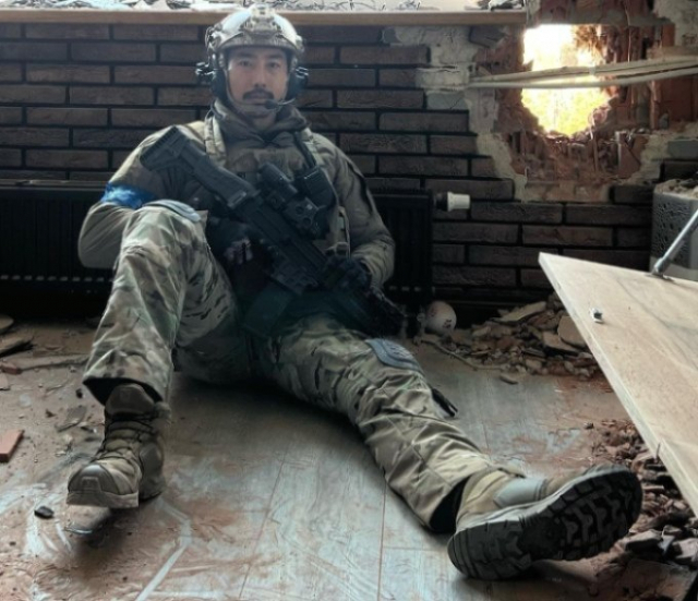 러시아 침공을 받은 우크라이나를 돕겠다며 무단 출국한 이근 전 대위가 총을 든 사진을 올렸다. 인스타그램 캡처