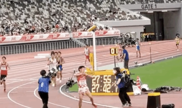 일본에서 육상 경기 중 달리던 선수의 목에 방송용 카메라 줄이 걸리는 사고가 발생했다. 트위터 캡처