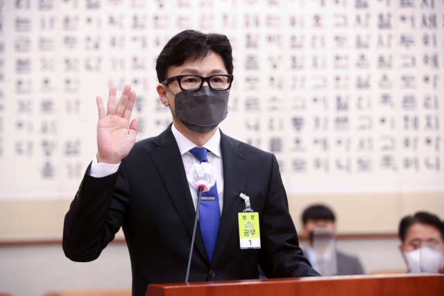 한동훈 법무부장관 후보자가 9일 서울 여의도 국회에서 열린 인사청문회에 출석해 선서를 하고 있다./성형주 기자