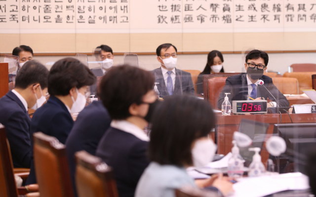 한동훈 법무부 장관 후보자가 9일 서울 여의도 국회에서 열린 인사청문회에서 의원들의 질의에 답변하고 있다. /성형주 기자