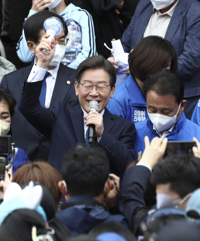 이재명 더불어민주당 상임고문이 8일 인천 계양산 야외공연장에서 열린 계양을 국회의원 보궐선거 출마 선언 기자회견에서 지지자들에게 인사하고 있다. 성형주 기자