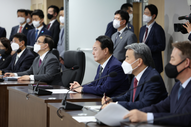 윤석열 대통령이 10일 0시 서울 용산 대통령실 국가위기관리센터 상황실에서 국군통수권 이양 및 북한 군사동향 등의 보고를 받는 가운데 이종섭 신임 국방부 장관이 주요 내용을 메모하며 경청하고 있다. /사진제공=대통령실