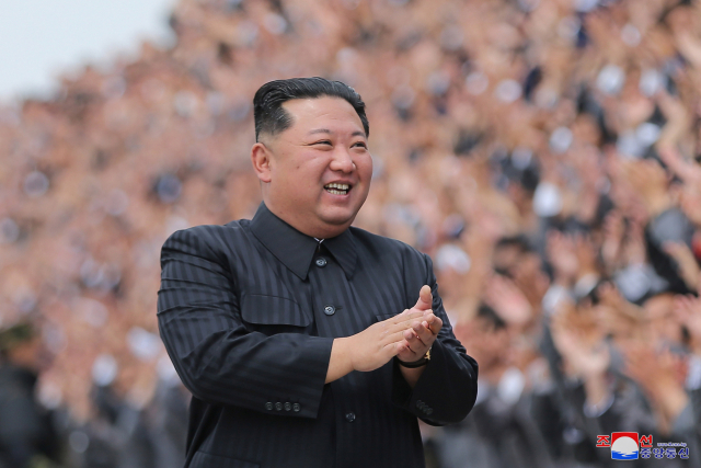 김정은 북한 국무위원장이 1일 '항일빨치산' 창설 90주년 기념 열병식에 참가한 평양 청년들을 격려하고 있다. /연합뉴스