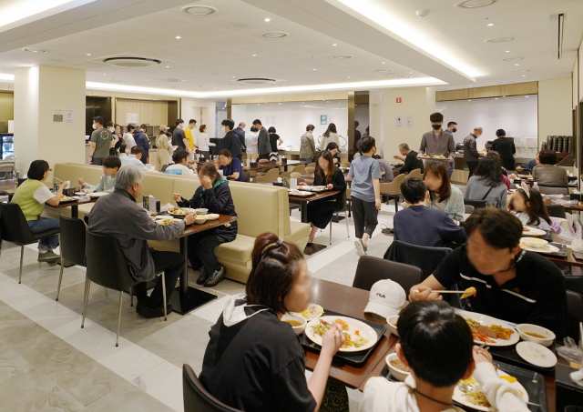 '서초 래미안 리더스원’ 아파트 입주민들이 신세계푸드가 운영하는 식음시설에서 식사를 하고 있다. 사진 제공=신세계푸드