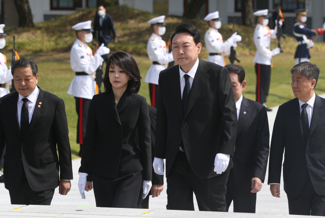 윤석열 대통령과 부인 김건희 여사가 10일 오전 서울 동작구 국립서울현충원에서 참배를 위해 현충탑으로 이동하고 있다. 연합뉴스