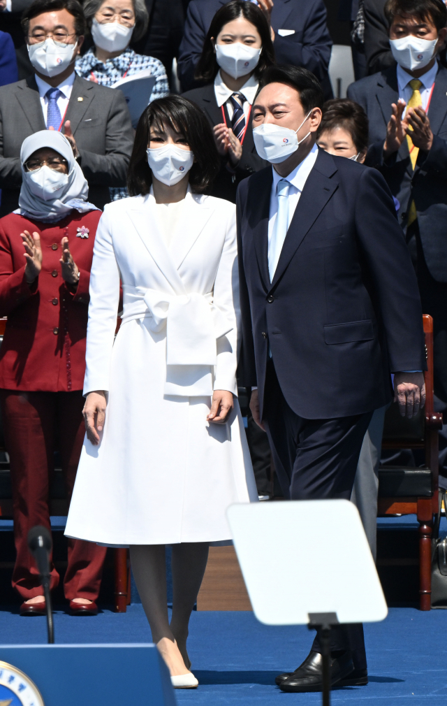 윤석열 제20대 대통령과 김건희 여사가 10일 오전 서울 여의도 국회에서 열린 취임식에서 인사할 준비를 하고 있다. 국회사진기자단