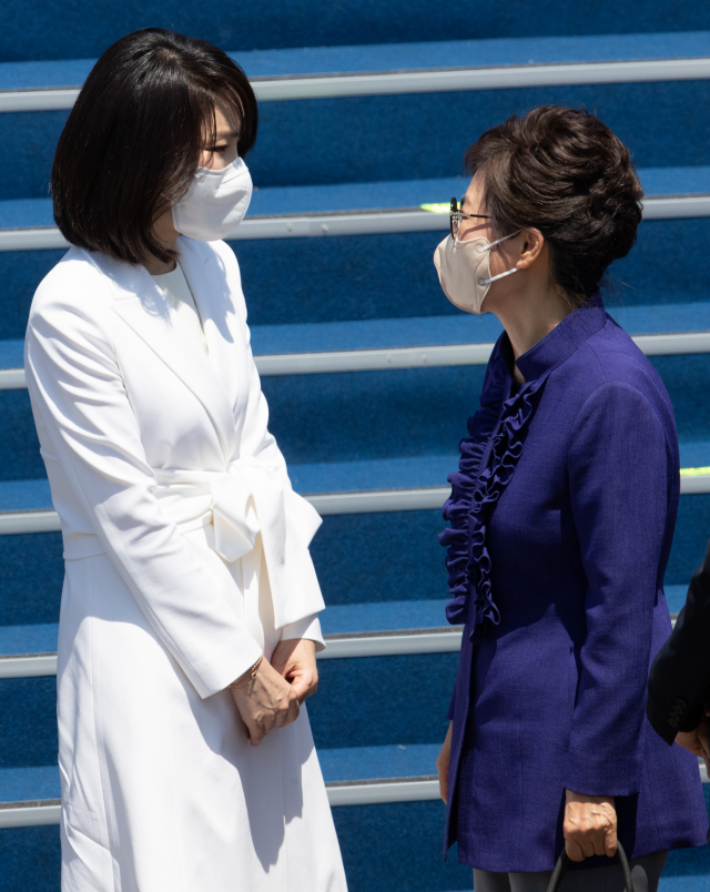 흰색 드레스에 큰 리본…공식석상 첫 김건희 여사 의상 '눈길'