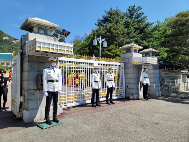 윤석열 대통령 취임식과 함께 국민에게 공개되는 청와대의 11시 정문 개방행사를 앞두고 관계자들이 연습 중이다. /조상인 기자