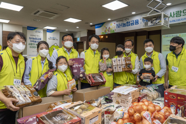 손병환(왼쪽 다섯 번째) 농협금융회장이 9일 서울 서초구 양재동에 있는 남서울농협 본점에서 열린 가정의 달 맞이 사랑의 농산물 꾸러미 나눔 행사 이후 농협금융 가족봉사단과 기념촬영을 하고 있다. 사진 제공=농협금융