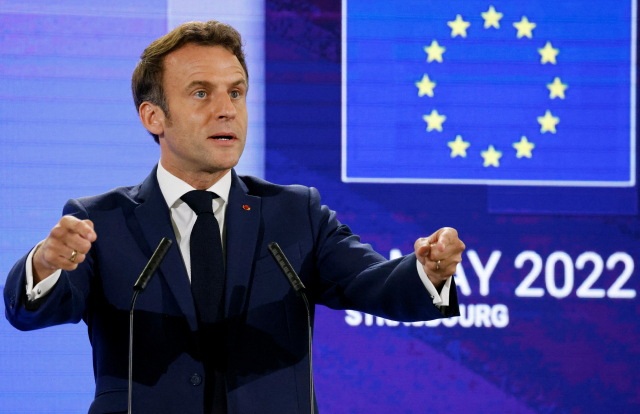 에마뉘엘 마크롱 프랑스 대통령이 프랑스 스트라스부스에서 열린 '유럽의 미래' 콘퍼런스에서 유럽연합(EU)과 별도의 유럽 정치공동체 창립을 제안하며 연설하고 있다. 로이터연합뉴스