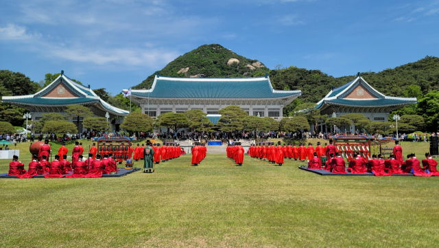 10일 개방된 청와대 본관 앞 대정원에서 종묘제례보존회가 축하 공연을 진행하고 있다. 조상인 기자