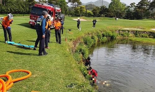 전남 순천의 한 골프장에서 50대 여성 이용객이 3m 깊이의 연못에 빠져 구조대가 구조에 나선 모습. 순천소방서 제공