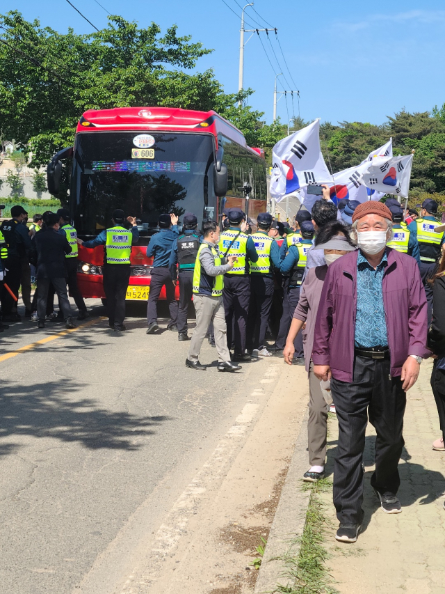 집회를 하기 위해 마을 입구로 들어 오고 있는 반대단체들의 시위를 경찰이 저지하고 있다.