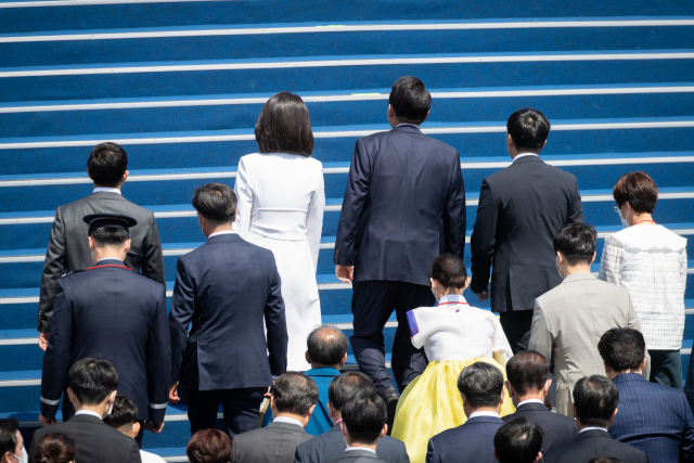 제20대 대통령 취임식이 열린 10일 오전 서울 여의도 국회에서 윤석열 대통령과 김건희 여사가 본 행사에서 ‘국민희망대표20인’과 함께 입장하고 있다. 성형주 기자