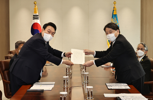 윤석열(왼쪽) 대통령이 10일 오후 용산 대통령실 접견실에서 일본의 하야시 요시마사 외무상으로부터 기시다 총리의 취임 축하 친서를 전달받고 있다./연합뉴스