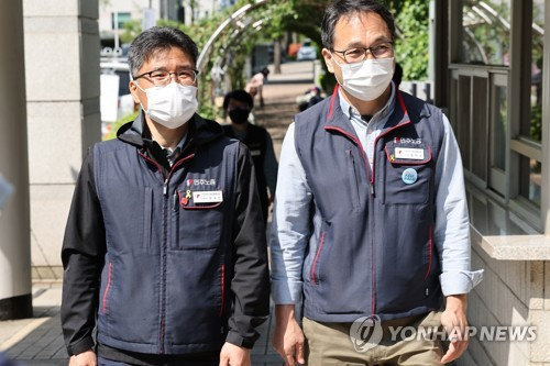 (서울=연합뉴스) 홍해인 기자 = 윤택근 민주노총 수석부위원장(오른쪽)과 최국진 조직쟁의실장이 4일 서울 서초구 서울중앙지방법원에서 열린 구속 전 피의자 심문(영장실질심사)에 출석하고 있다.2022.5.4 hihong@yna.co.kr