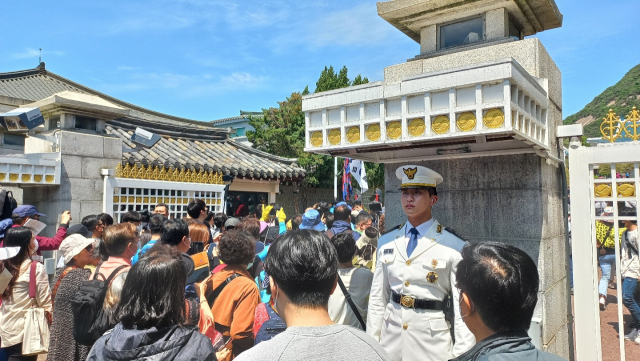 서울 종로구 청와대가 개방된 10일 오후 시민들이 정문을 지나고 있다. 이건율 기자