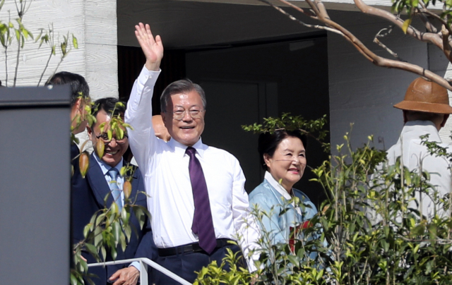 문재인 전 대통령 내외가 10일 오후 경남 양산시 하북면 평산마을 사저에서 인사하고 있다./연합뉴스