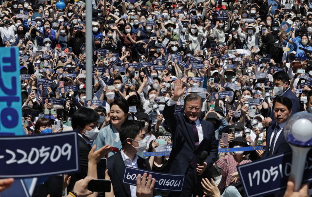 문재인 전 대통령이 김정숙 여사와 10일 경남 양산 사저로 출발하기에 앞서 서울역 광장에서 지지자들을 향해 인사하고 있다./연합뉴스