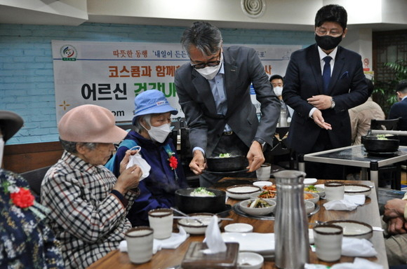 권형우 코스콤 전무이사(왼쪽에서 세번째)가 6일 서울 영등포구 신길동의 한 소상공인 식당에서 열린 '코스콤과 함께하는 어버이날 기념 행사'에서 지역 어르신께 삼계탕을 대접하고 있다./사진제공=코스콤