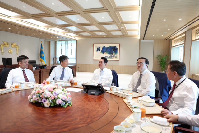 윤석열 대통령이 10일 서울 용산대통령실 집무실에서 김대기 비서실장, 김성한 국가안보실장 등과 오찬 간담회를 하고 있다. /연합뉴스