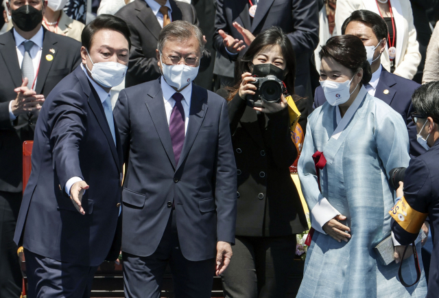 윤석열 대통령이 10일 서울 여의도 국회에서 제20대 대통령 취임식을 마친 뒤 문재인 전 대통령 내외를 환송하고 있다. 권욱 기자