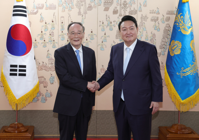 윤석열 대통령이 10일 오후 서울 용산 대통령 집무실 앞에서 왕치산 중국 국가 부주석과 기념촬영을 하고 있다./연합뉴스