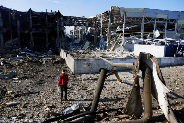 우크라이나 오데사의 한 쇼핑몰이 10일(현지시간) 러시아의 폭격으로 파괴돼 잔해만 남은 모습. 로이터연합뉴스