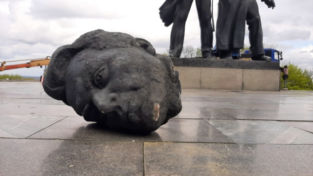 지난달 26일 우크라이나 수도 키이우에서 소련 시절 세워진 러시아와의 우정 기념 동상이 철거됐다. 철거 당일 바닥에 떨어진 동상 머리./AP=연합뉴스