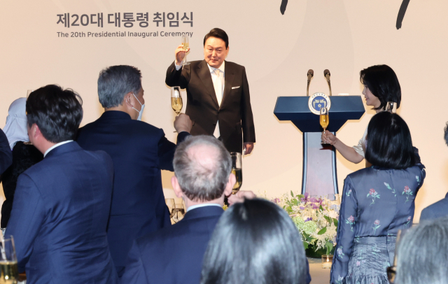 윤석열 대통령이 10일 오후 서울 중구 신라호텔에서 열린 외빈 초청만찬에서 참석자들과 건배하고 있다./연합뉴스