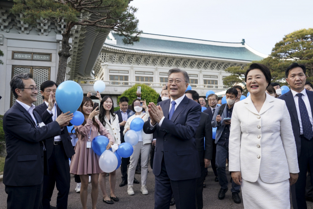 문재인 전 대통령과 김정숙 여사가 지난 9일 오후 청와대 직원들의 배웅을 받으며 청와대에서 퇴근하고 있다. 청와대 제공