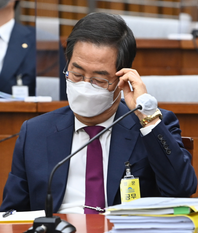 한덕수 국무총리 후보자가 3일 오전 국회에서 열린 인사청문회에서 증인 답변을 듣고 있다. 권욱 기자