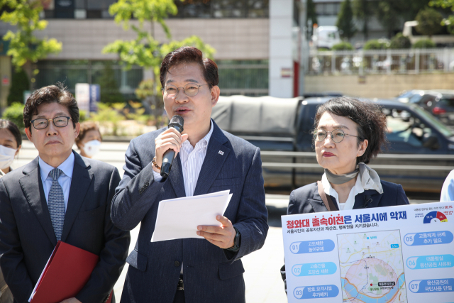 송영길 더불어민주당 서울시장 후보가 9일 서울 용산구 전쟁기념관 앞에서 대통령 집무실 용산 이전 관련 기자회견을 하고 있다. /송영길 캠프 제공