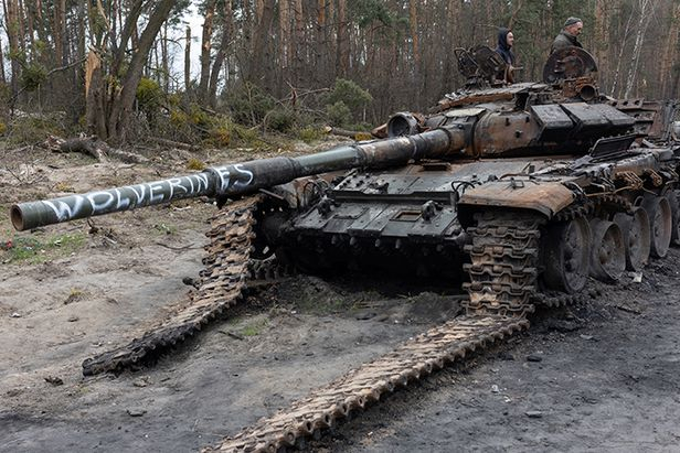 지난달 20일(현지시간) 우크라이나 수도 키이우 외곽 지역에 러시아군 탱크 한 대가 무한궤도가 부서진 채 버려져 있다. 로이터 연합뉴스