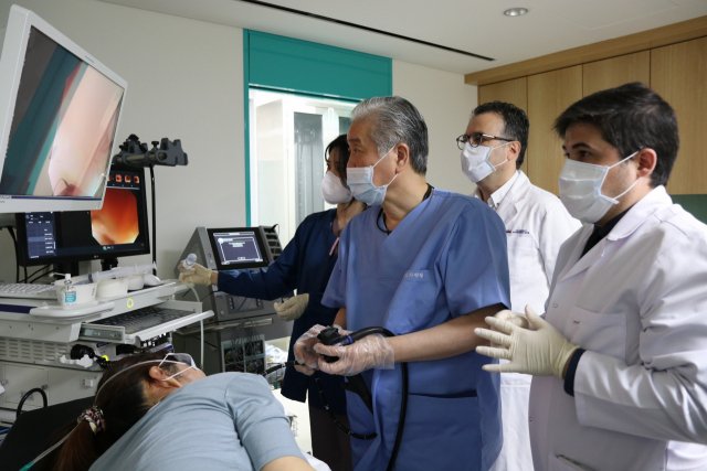 조주영 소화기병센터장(오른쪽에서 세 번째)이 터키 의료진에게 내시경 치료법을 전수하고 있다. 사진 제공=강남차병원