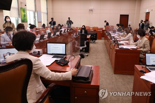 국회 여성가족위원회 송옥주 위원장이 26일 오전 국회에서 김현숙 여성가족부 장관 후보자의 인사청문회 실시 계획서 채택과 자료제출 요구 건 등을 논의하기 위해 열린 전체회의에서 의사봉을 두드리고 있다. 이날 회의는 김현숙 후보자의 자료제출 문제로 여야 공방 끝에 정회되었다. 국회사진기자단