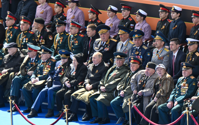 9일(현지시간) 제2차 세계대전 종전 제77주년(전승절) 기념 열병식에 참석한 블라디미르 푸틴 러시아 대통령이 담요를 덮고 앞을 주시하고 있다./TASS연합뉴스
