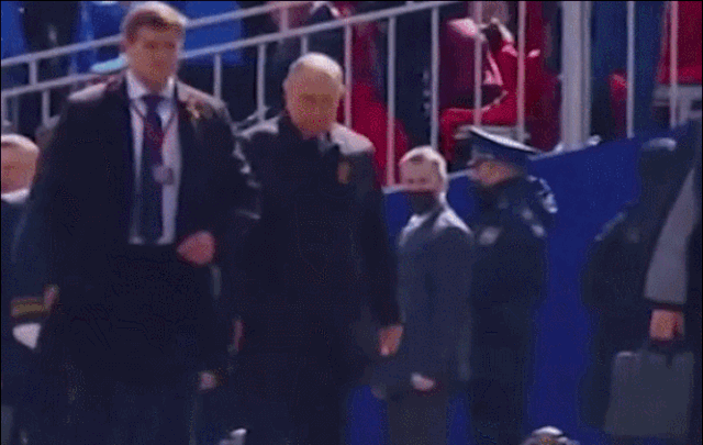 블라디미르 푸틴 대통령(70)이 부자연스러운 걸음걸이로 이동하는 모습이 포착됐다. 트위터 캡처