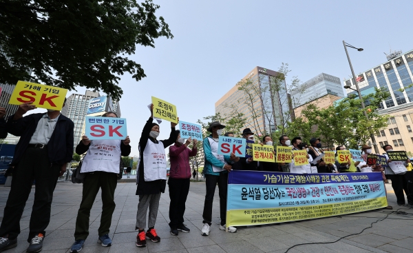 가습기살균제 피해자단체 ‘빅팀스’가 11일 서울 종로구 서린빌딩 앞에서 기자회견을 열고 있다. 연합뉴스