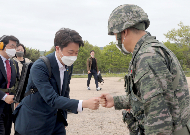 이준석 국민의힘 대표가 11일 인천 옹진군 백령도 해병대 제6여단을 방문해 군 관계자와 인사하고 있다. 국회사진기자단