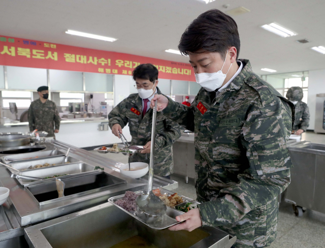 이준석 국민의힘 대표가 11일 인천 옹진군 백령도 해병대 제6여단에서 장병들과 함께 식사하기 전 식판에 음식을 담고 있다. 국회사진기자단