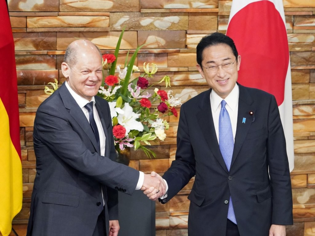 (오른쪽)기시다 일본 총리와 일본을 방문한 숄츠 독일 총리가 악수하고 있다. 연합뉴스