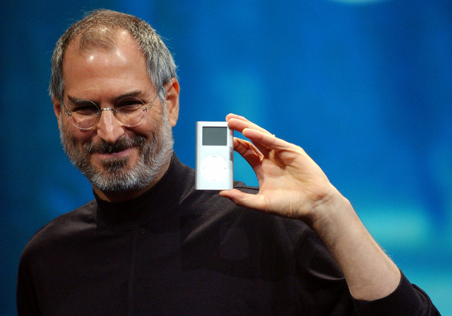 애플의 창업자 고 스티브 잡스가 지난 2004년 1월 샌프란시스코에서 열린 컨퍼런스에서 아이팟 미니를 들어보이고 있다. AP연합뉴스